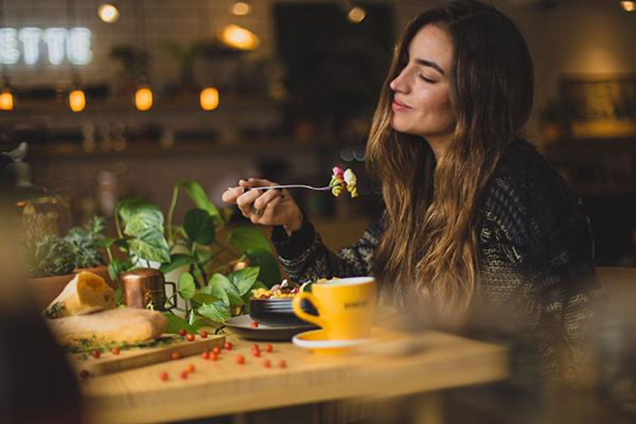 男性がご飯やデートに誘いやすい女性の特徴とは Light