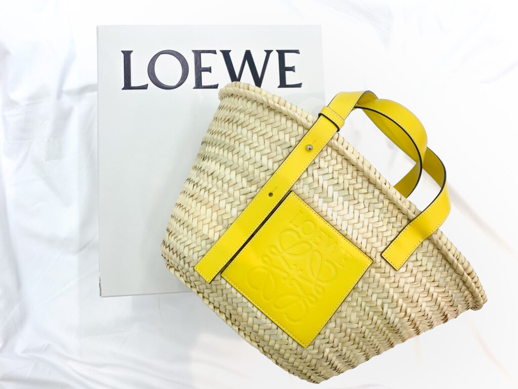 売り切れ前に手に入れたい!LOEWEのカゴバッグ &これを着ていれ